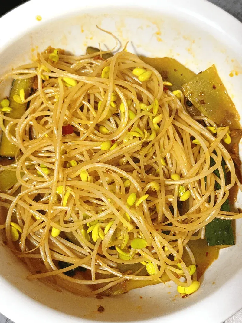 Final touches with sizzling oil