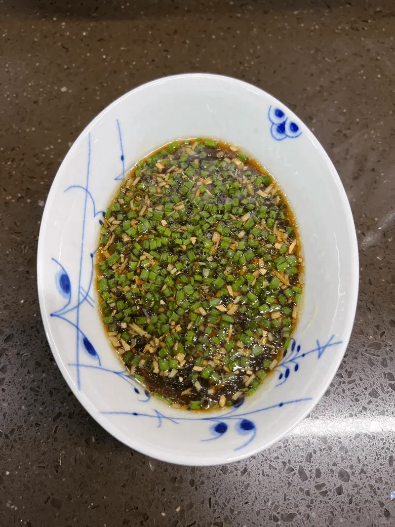 Pouring hot oil over aromatics